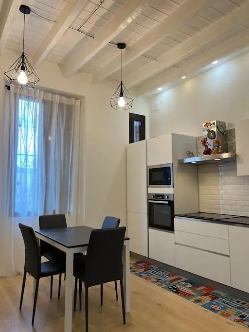 Bm 93 Comfort Suite Milán 0*,  Italia